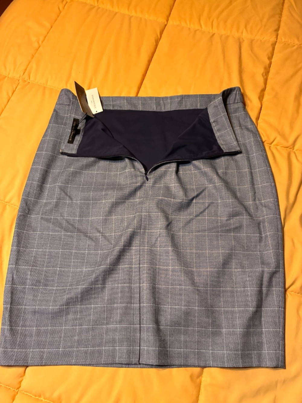 Look your very best in this great looking (office) skirt for the fall! - Picture 3 of 7